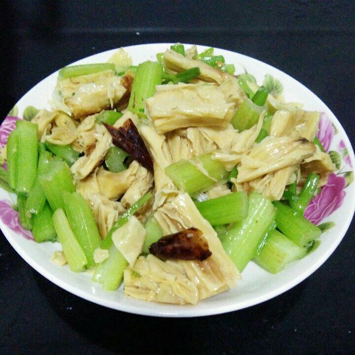 晨曦妈妈520做的西芹炒腐竹