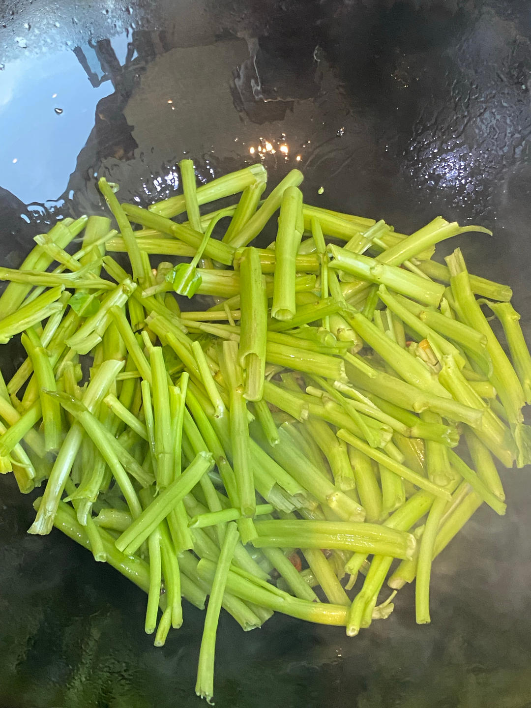 今年才知道，原來粗的空心菜要這么炒！的做法 步驟3