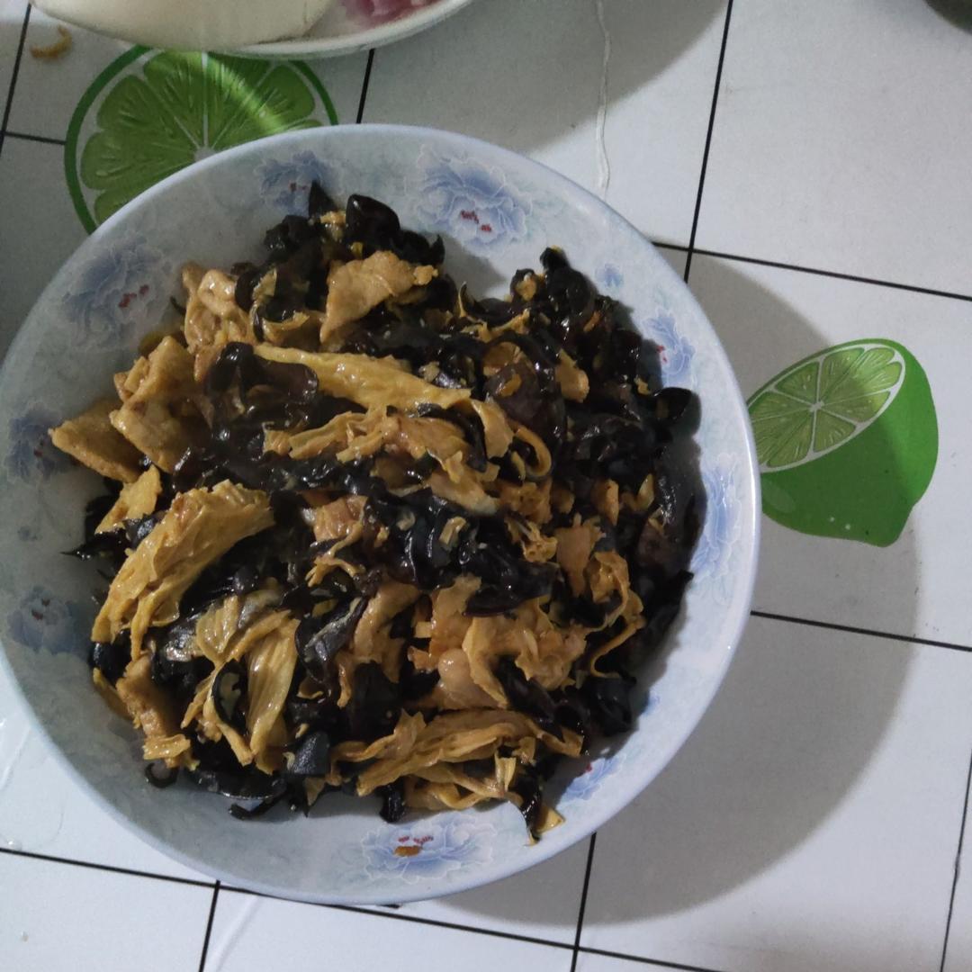 腐竹木耳炒肉片