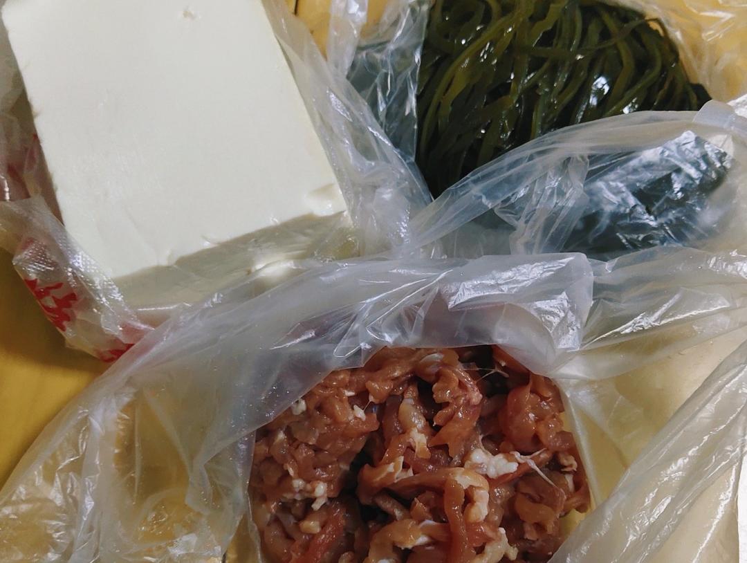 海带豆腐金针菇瘦肉汤+小米蒸肉丸+菠菜蛋羹【4月北鼎蒸炖锅食谱】