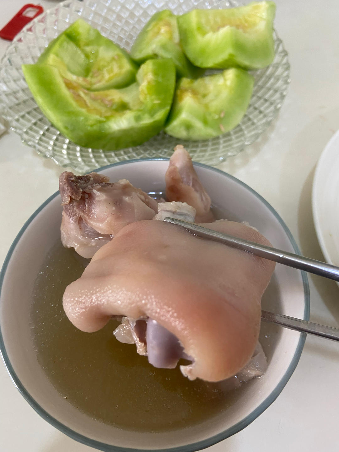 孩子爱喝的黄豆炖猪蹄，清香不油腻，先煎后炖才能软糯弹牙