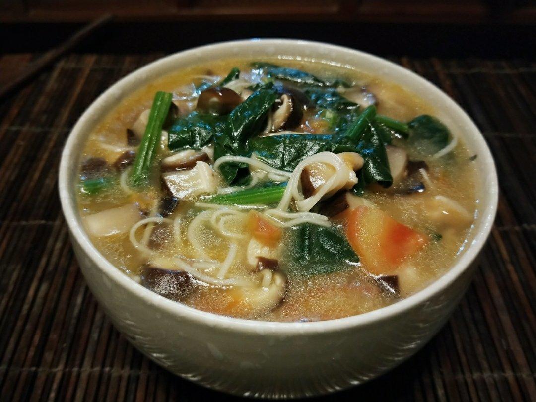 菌汤面条 看得见的香菇 尝得到的鲜美 这才是真正的菌汤