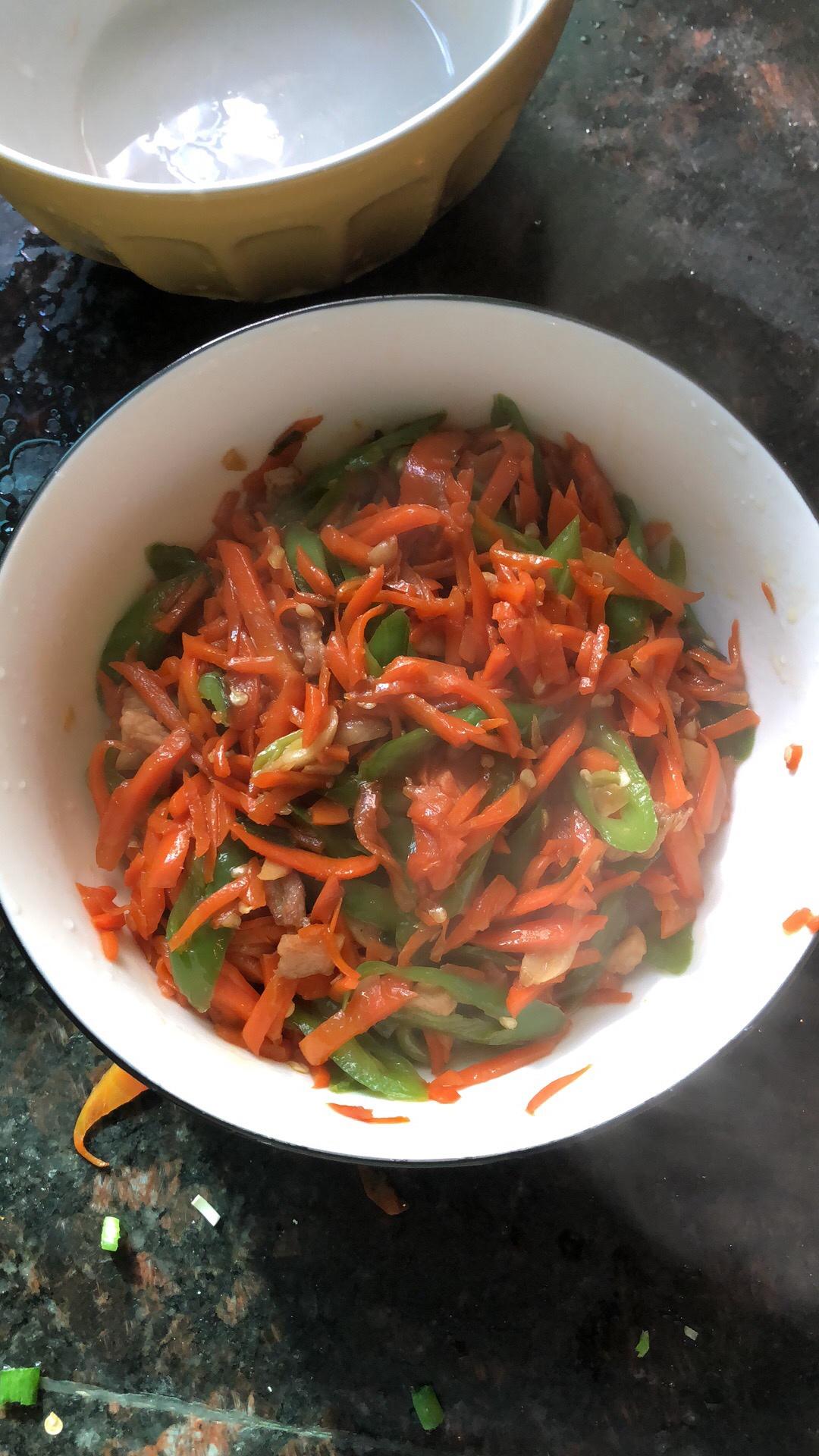 红萝卜炒肉的做法