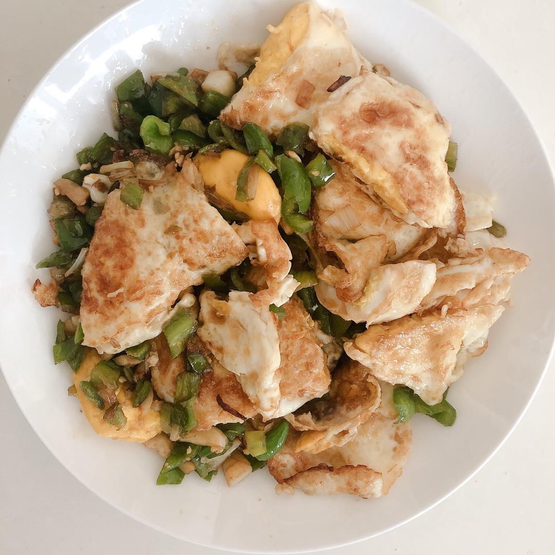 厨师长教你：“青椒炒荷包蛋”的家常做法，味道很赞先收藏起来
