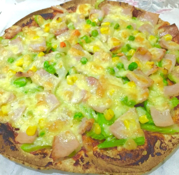 薄饼脆皮火腿pizza