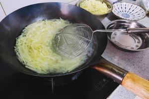 凉拌酸辣土豆丝的做法 步骤3