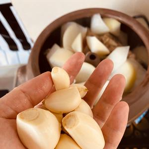 云南建水汽锅-汤骨炖白萝卜的做法 步骤3