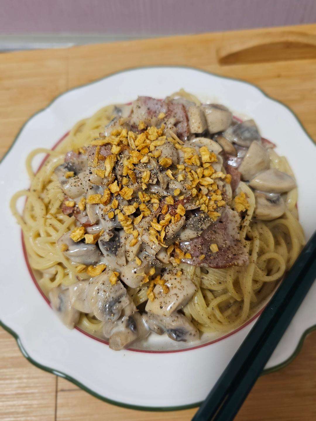 奶油蘑菇培根意大利面