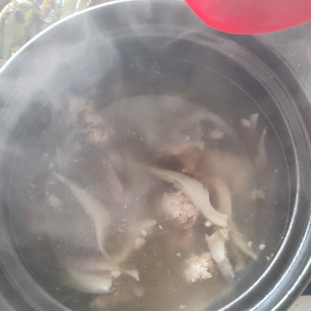 蘑菇肉丸汤