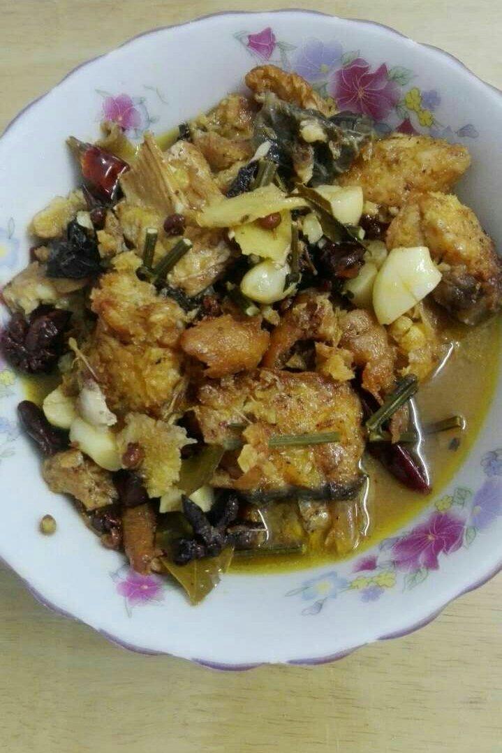 爆鱼。又叫熏鱼。