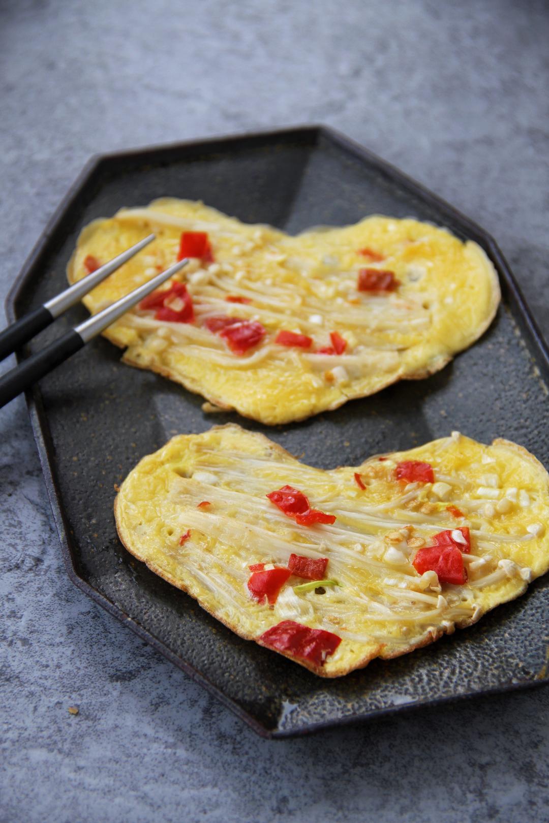 小鸡正在炖蘑菇做的金针菇蛋饼