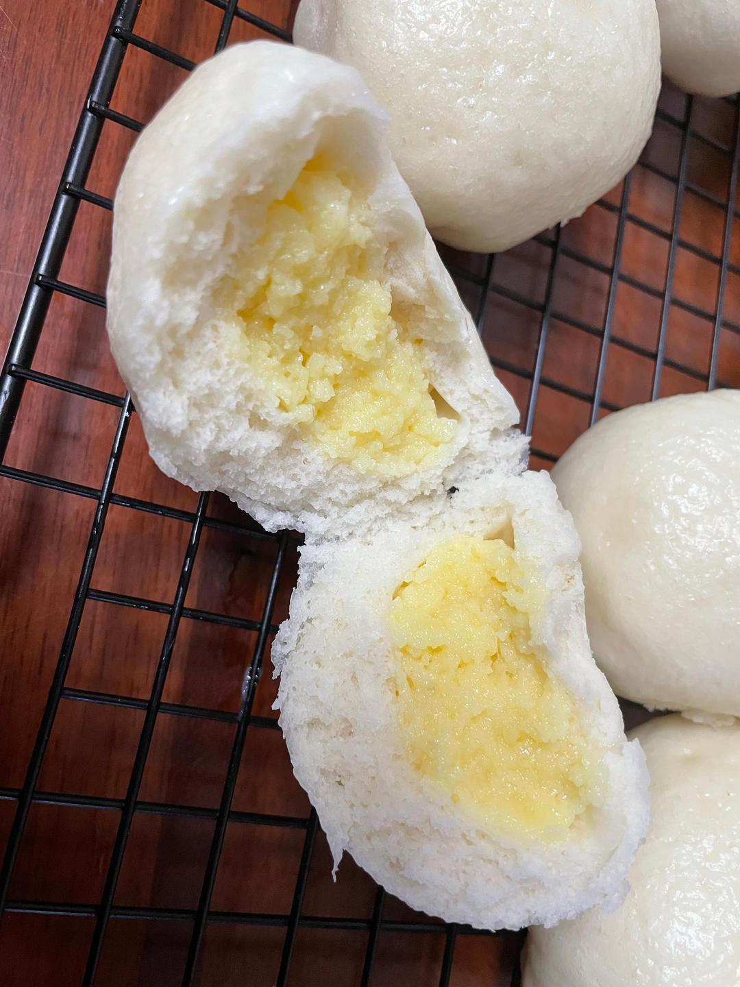 松软香甜的奶黄包，很快就可以搞定。