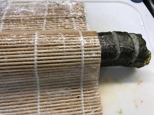 蟹肉加州寿司卷/正卷的包法的做法 步骤14