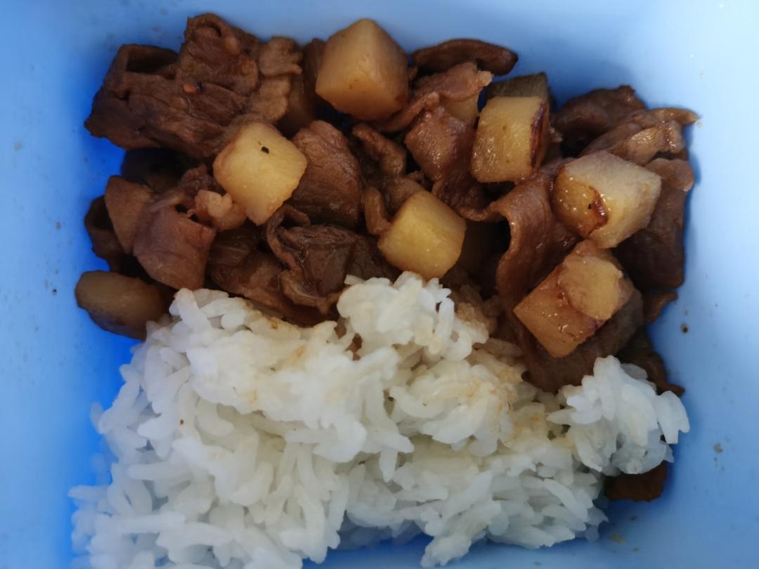 好吃到舔碗底的土豆肥牛拌饭