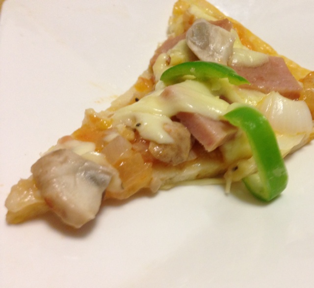 薄饼脆皮火腿pizza