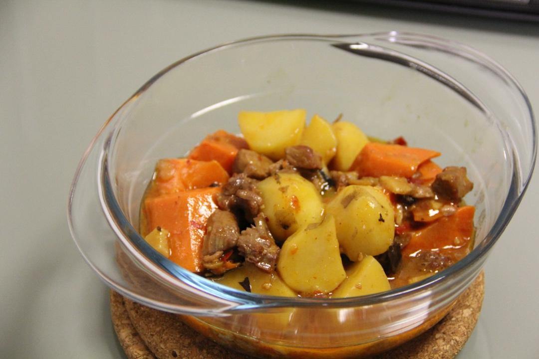 厨师长教你：“萝卜烧牛肉”的川味版做法，肉香四溢软烂入味