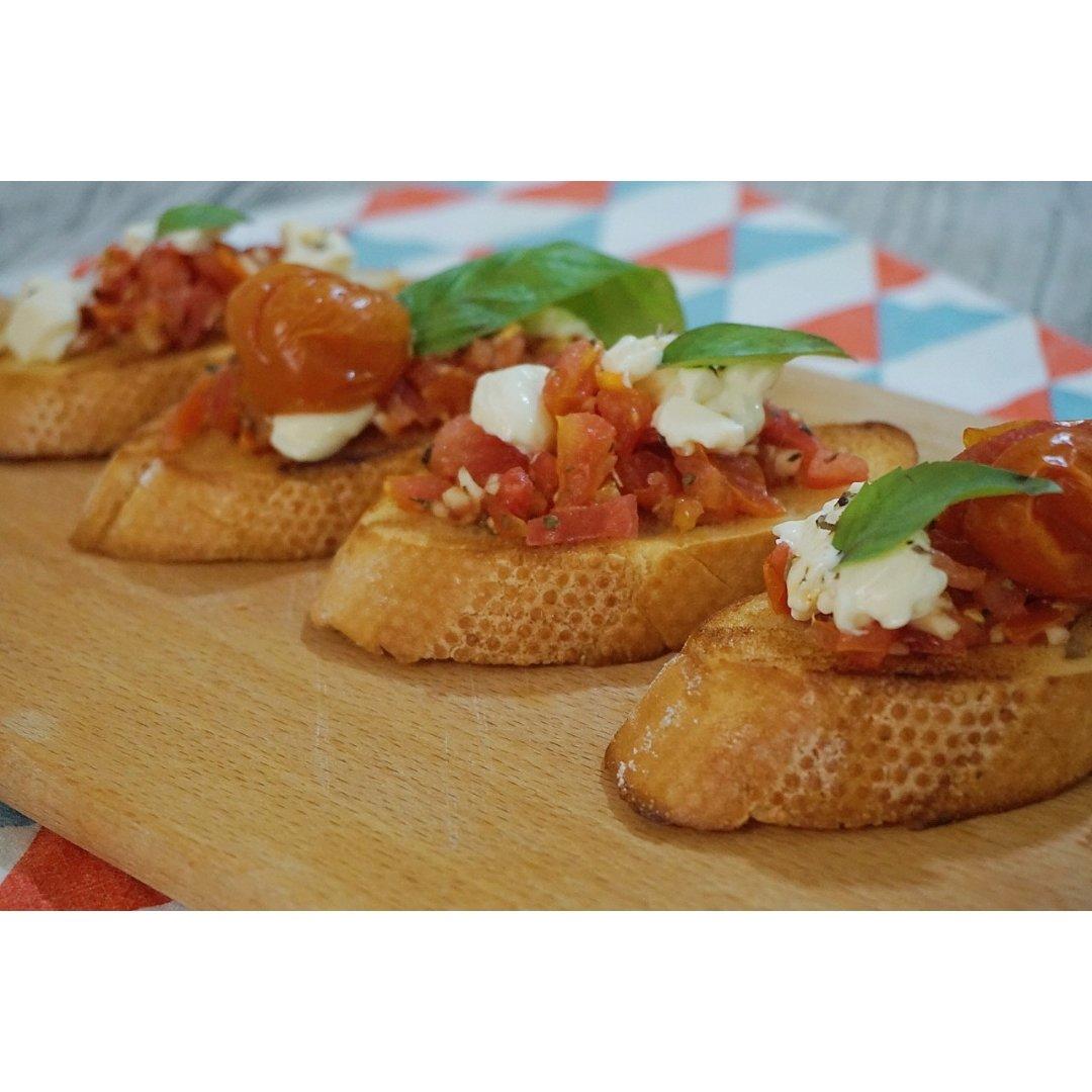 Bruschetta 普切塔 蒜香烤面包佐小番茄罗勒叶
