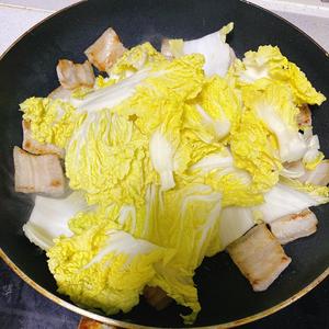 韩式辣白菜炒五花肉的做法 步骤2