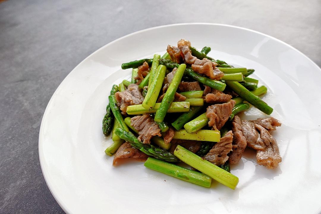 弹牙滑嫩的芦笋牛肉的做法