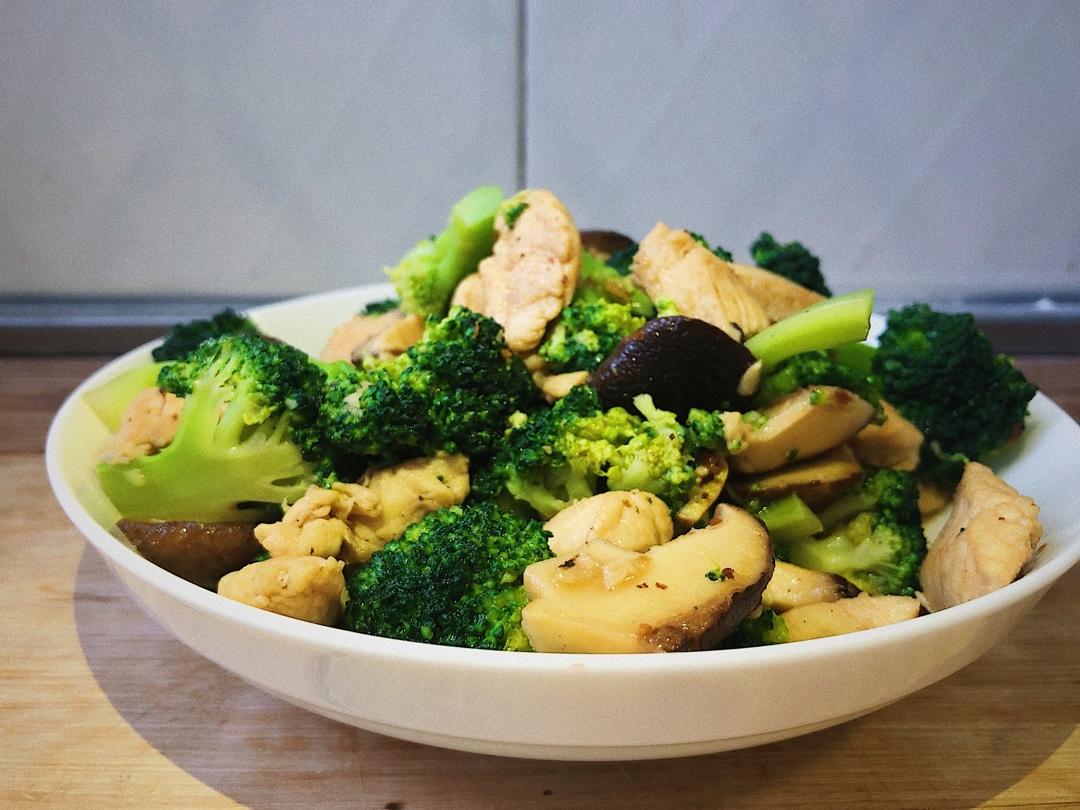 鸡胸肉炒西兰花