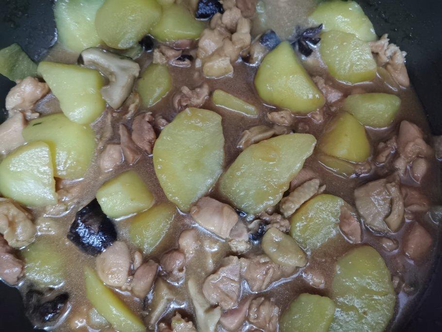 鸡腿肉炖土豆香菇