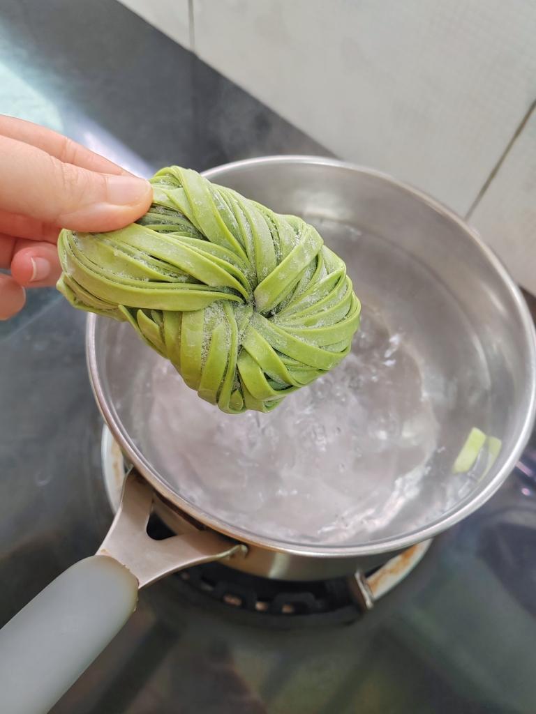 【小高姐】手擀肉臊面  手工做出口感劲道的擀面条