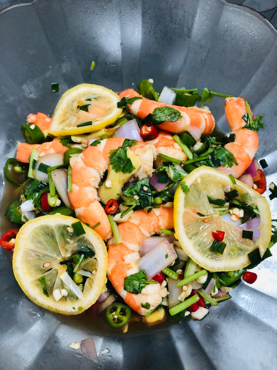 【泰式酸辣柠檬虾】做法简单，酸辣爽口，虾肉Q弹，一口一个超过瘾！