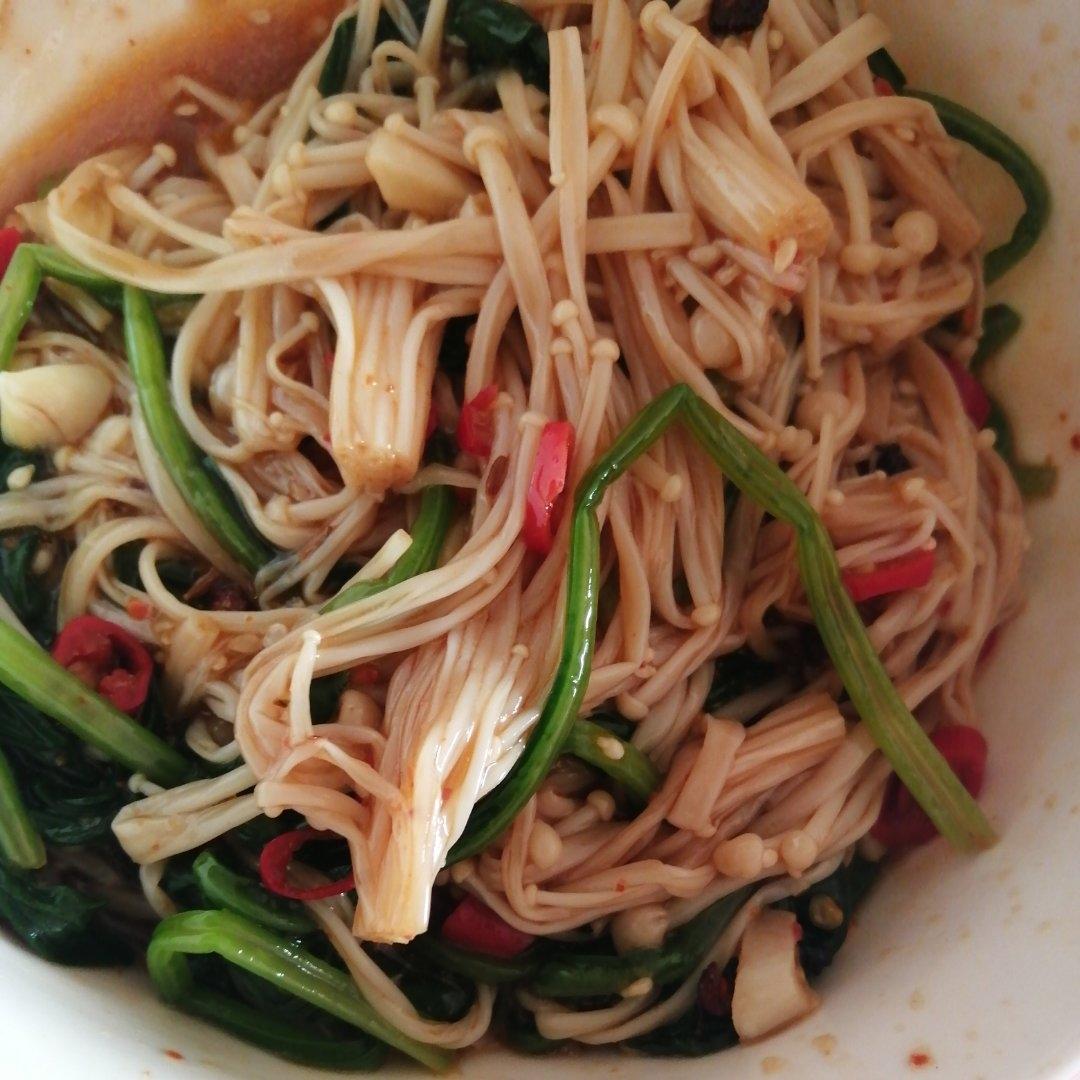 解馋减脂餐！酸辣开胃又下饭的菠菜拌金针菇