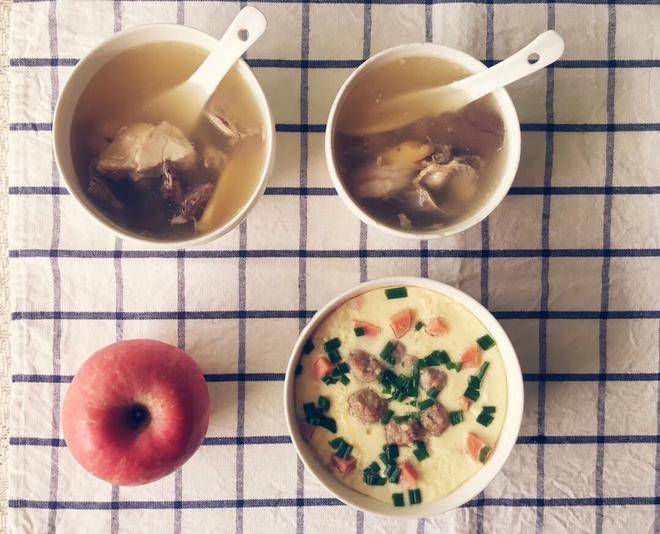 秋冬炖汤之生姜鸡汤、
肉末丸子花式蒸蛋、苹果
2017.10.24/07:01早餐的做法
