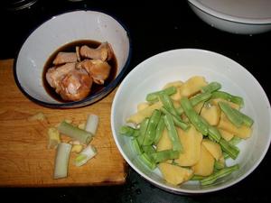 红烧土豆豆角鸡翅根的做法 步骤1