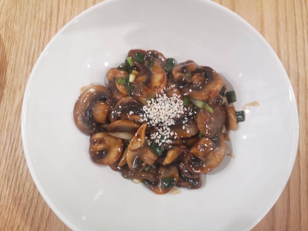 不放味精、盐，有点蒜香味的蚝油口蘑