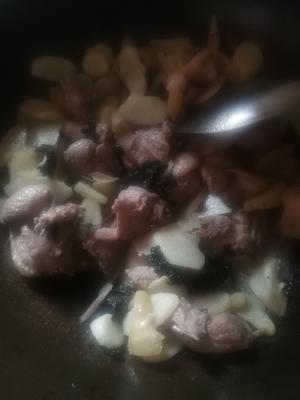 嫩姜紫苏叶焖鸭肉的做法 步骤5