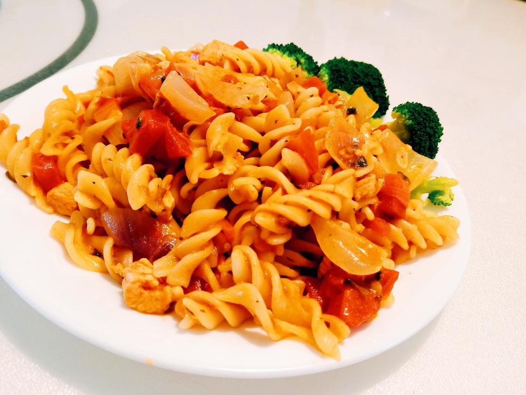 番茄胡萝卜口蘑洋葱西兰花鸡胸肉意面少油减脂增肌