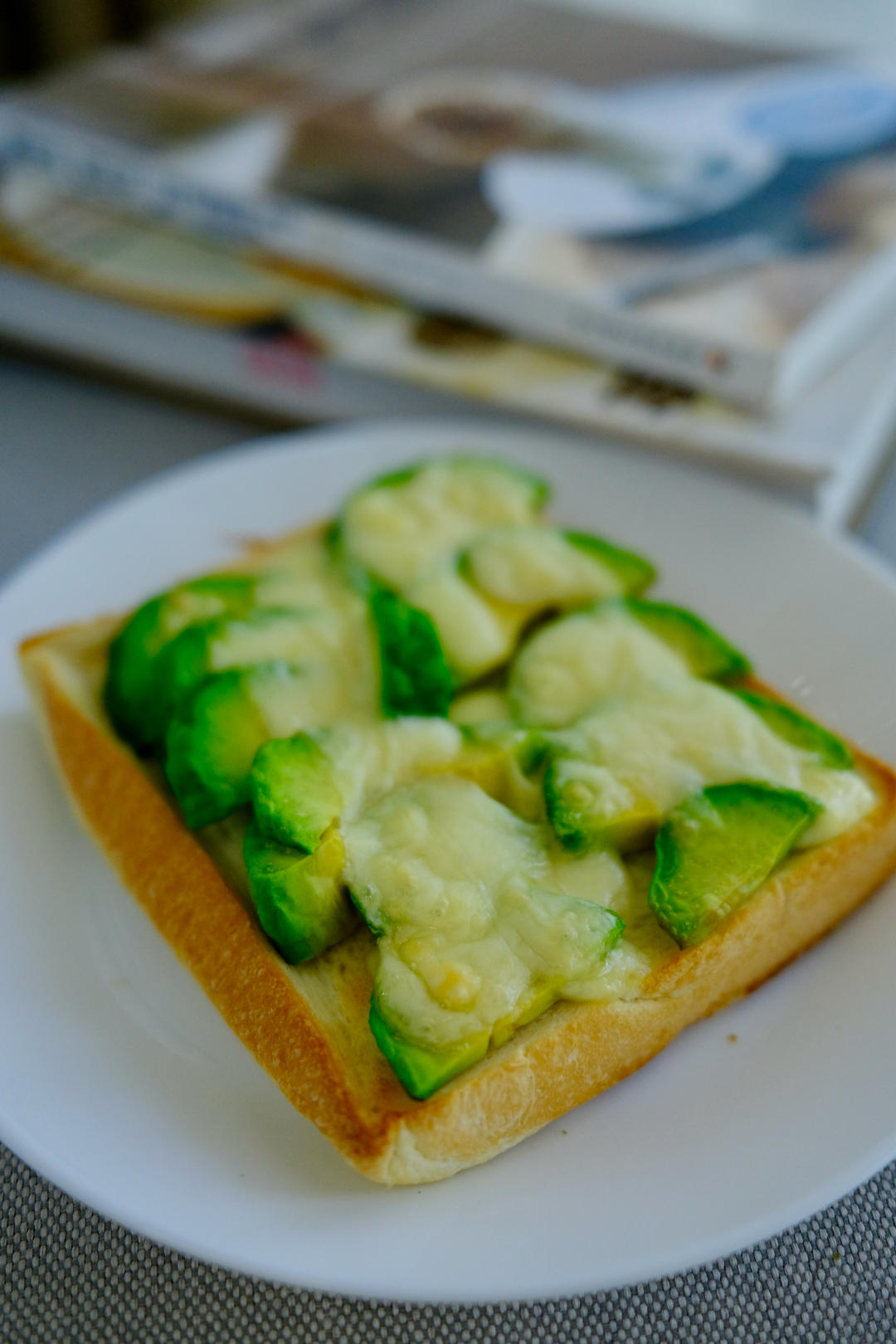 牛油果干酪开放三明治