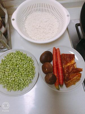 腊肉豌豆焖饭的做法 步骤1