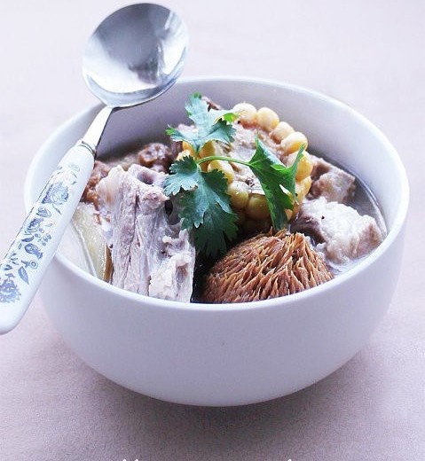 猴头菇玉米排骨汤的做法