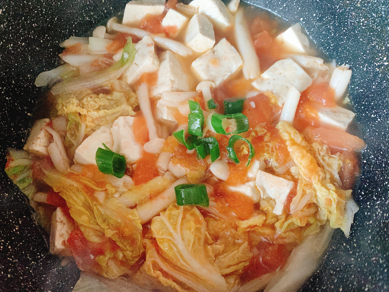 味鲜汤浓的番茄菌菇豆腐汤