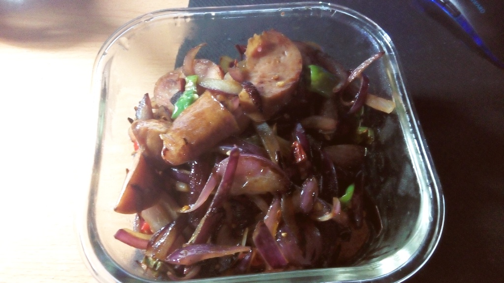 洋葱炒红肠