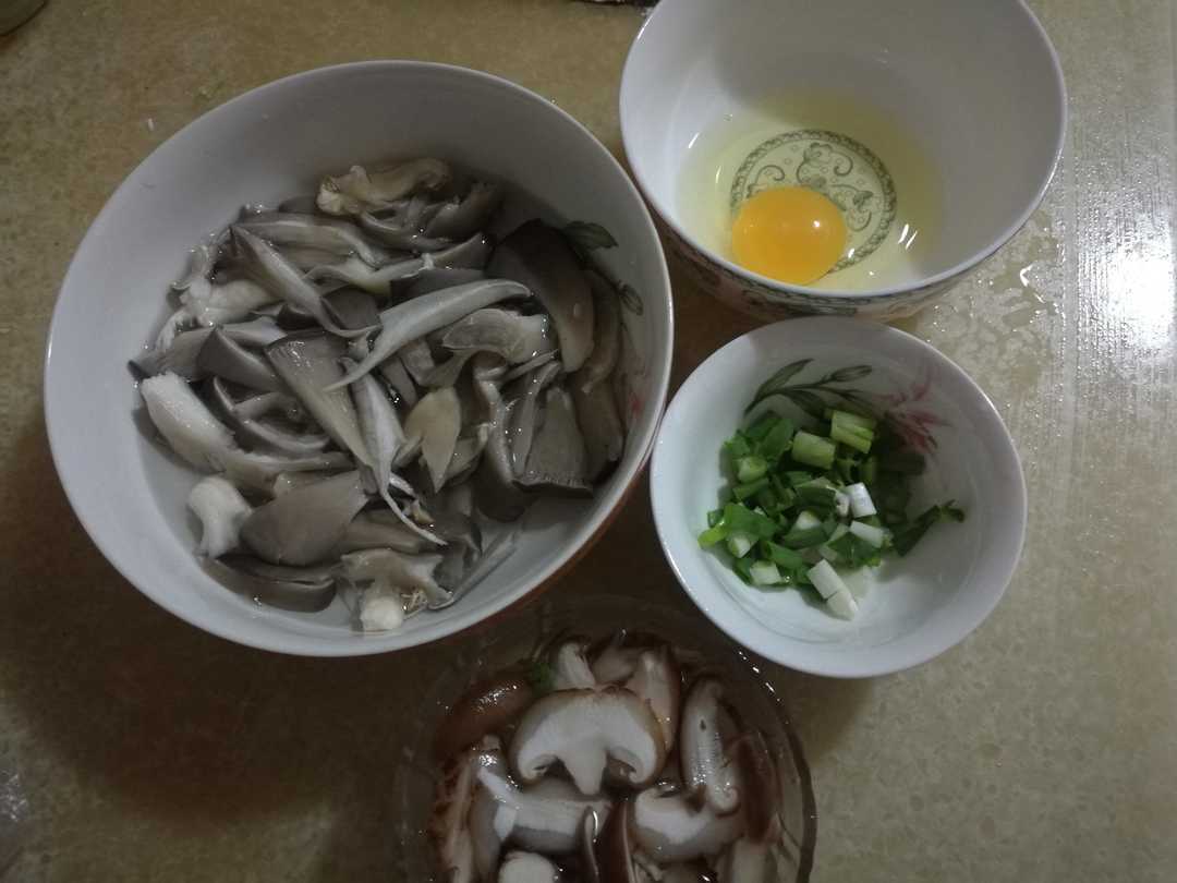 豆腐菌菇汤的做法 步骤1