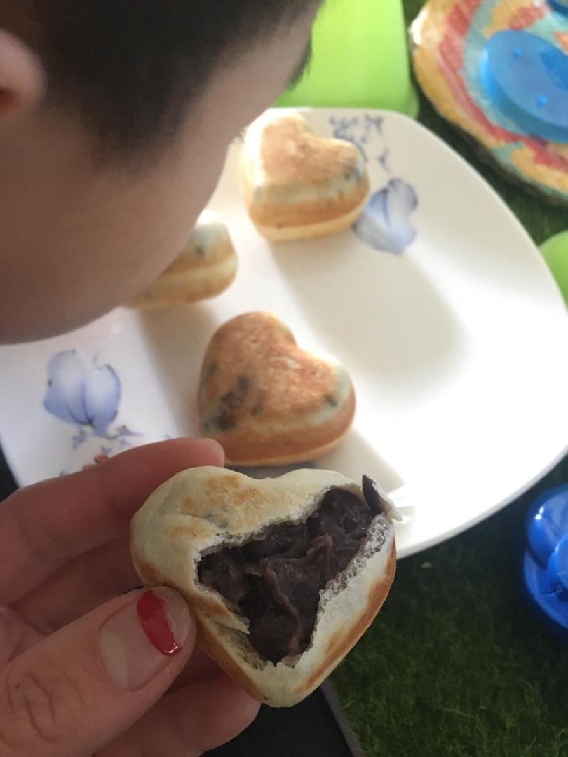 松松软红豆饼，皮薄馅厚微微甜