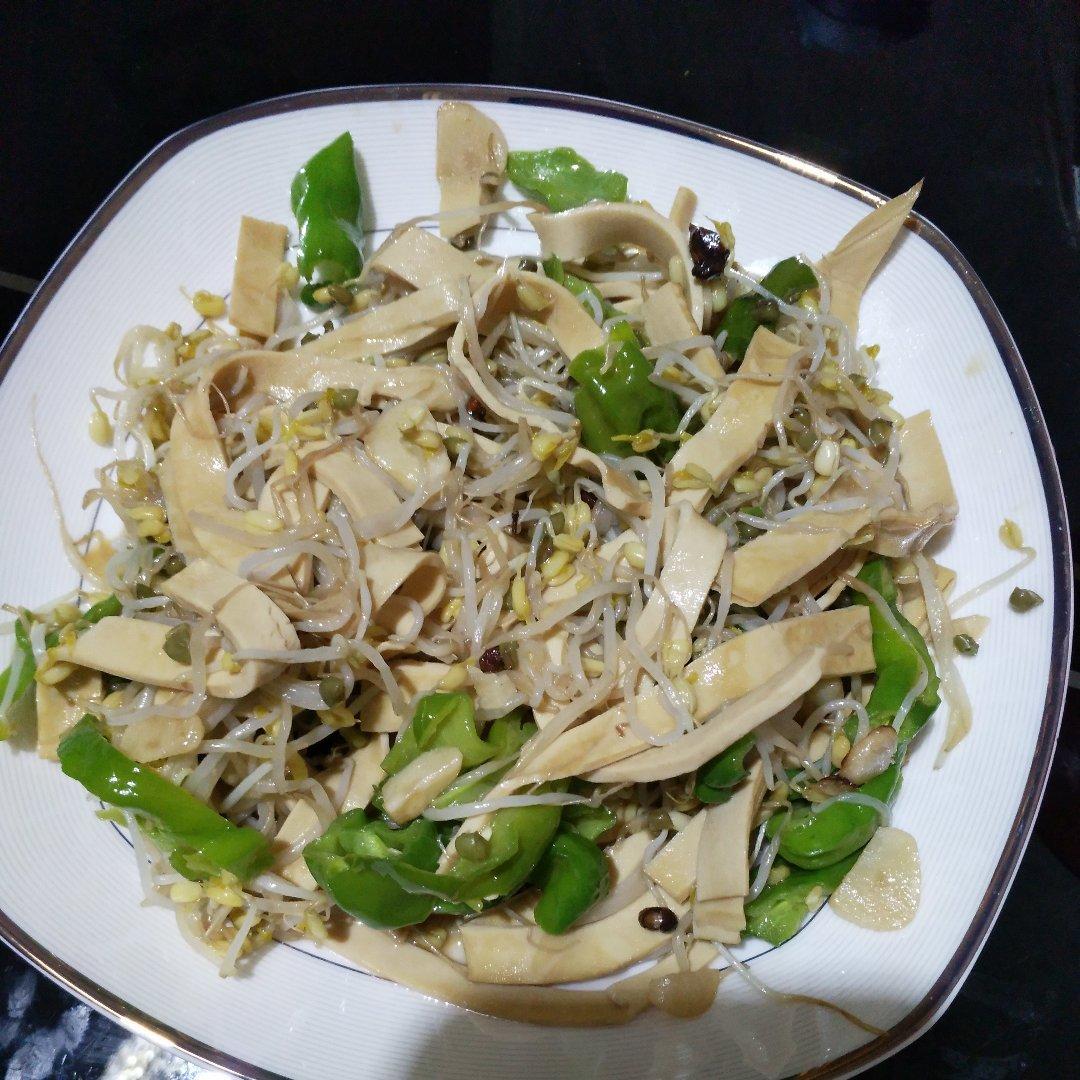 小王子童装麻麻做的绿豆芽炒豆皮