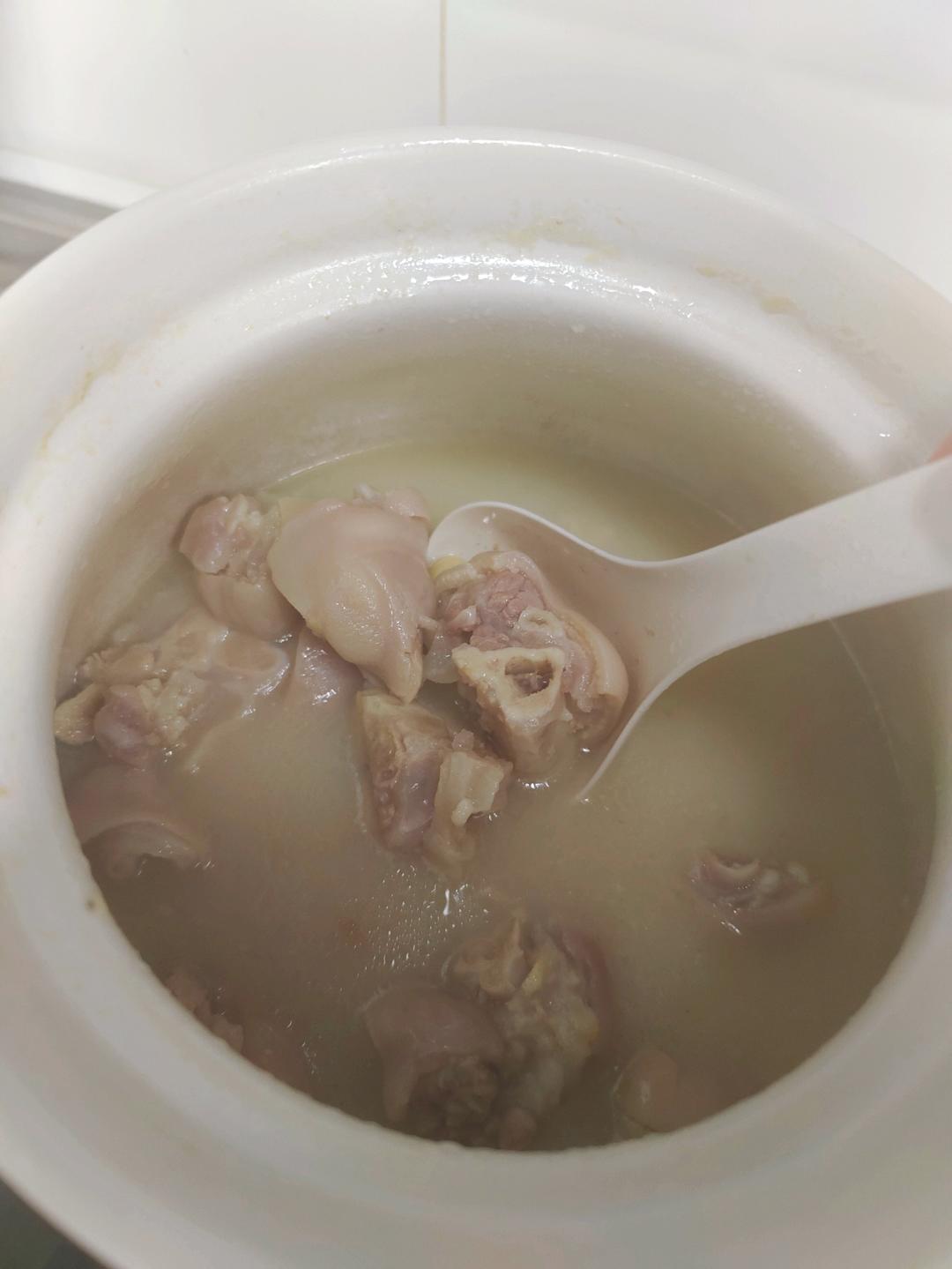 孩子爱喝的黄豆炖猪蹄，清香不油腻，先煎后炖才能软糯弹牙