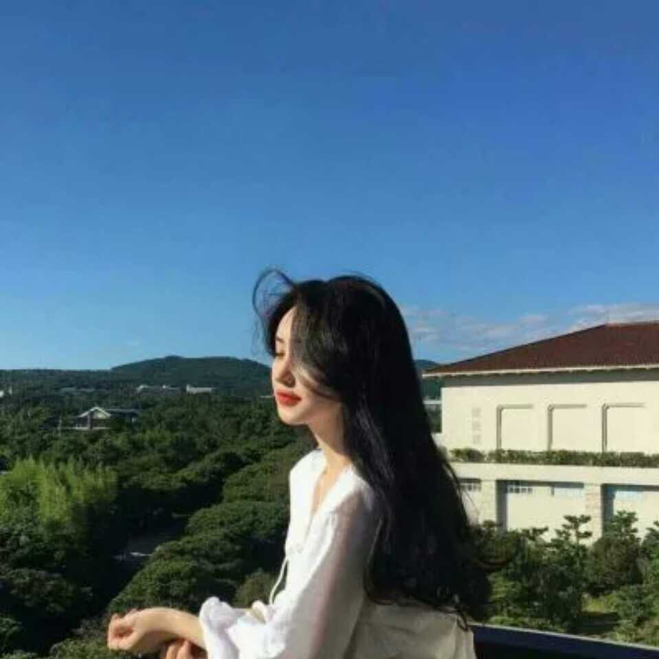 拿平底锅的小姑娘的厨房