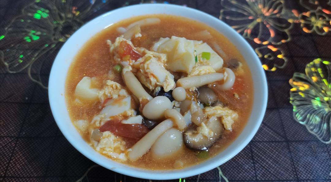 味鲜汤浓的番茄菌菇豆腐汤