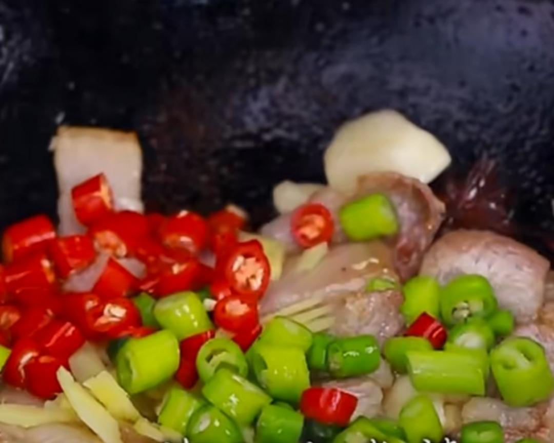 炒菜花清脆入味的做法 步骤4