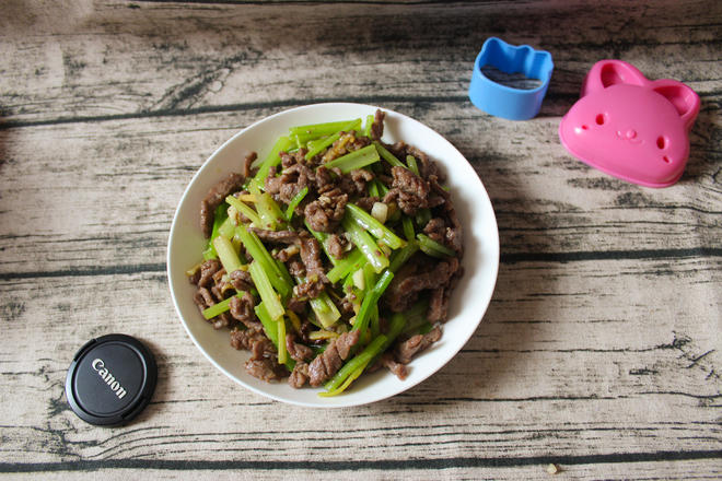 芹菜炒牛肉【附让牛肉嫩嫩的小秘密】的做法