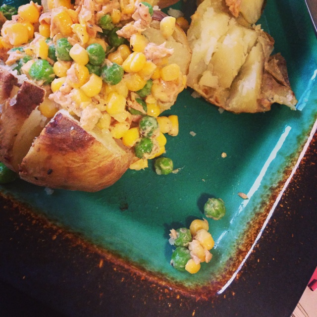 烤土豆配吞那鱼玉米沙拉 jacket potato with tuna and sweetcorn