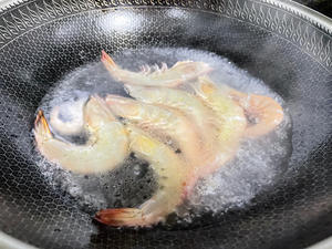 大白虾做法，汤都很美味的做法 步骤4