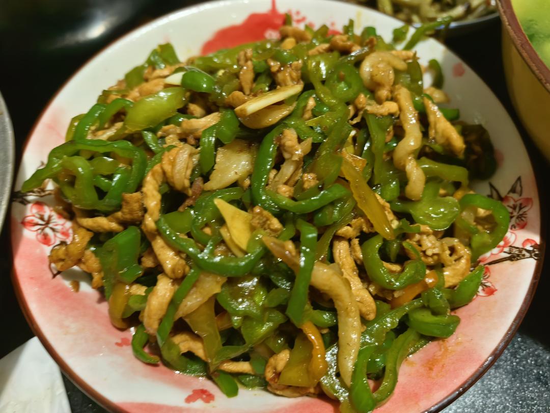 青椒肉丝，这样炒太好吃了。