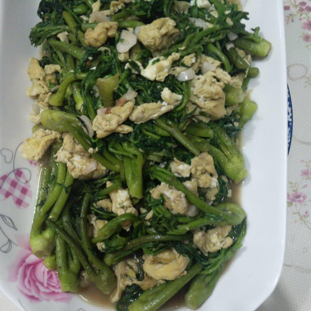 刺嫩芽炒鸡蛋
